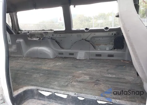 1998 Ford Super Club Wagon Xl/Xlt from USA, damaged, VIN 1FBSS31F8WHB19579